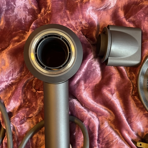 Dyson hairdryer with style and diffuser attachments - Picture 4 of 5